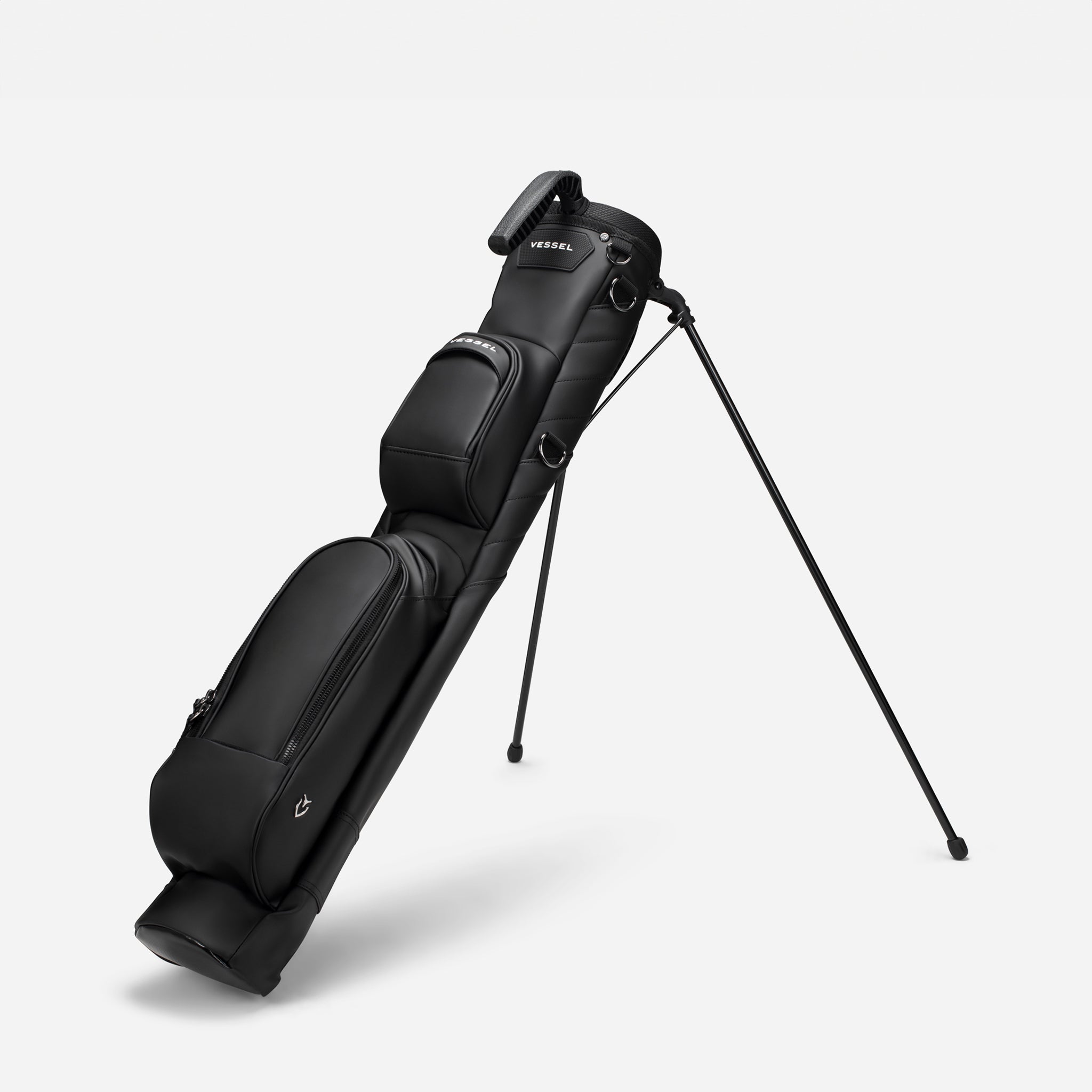 #colour_Black golf bag on a light grey background